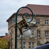 Stuhl in einer Laterne vor dem Kasseler Rathaus